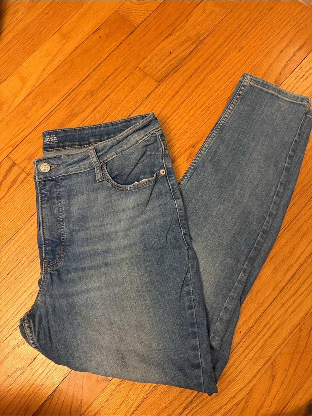 Old Navy Women's rockstar super-Skinny Jeans in Light Blue Wash